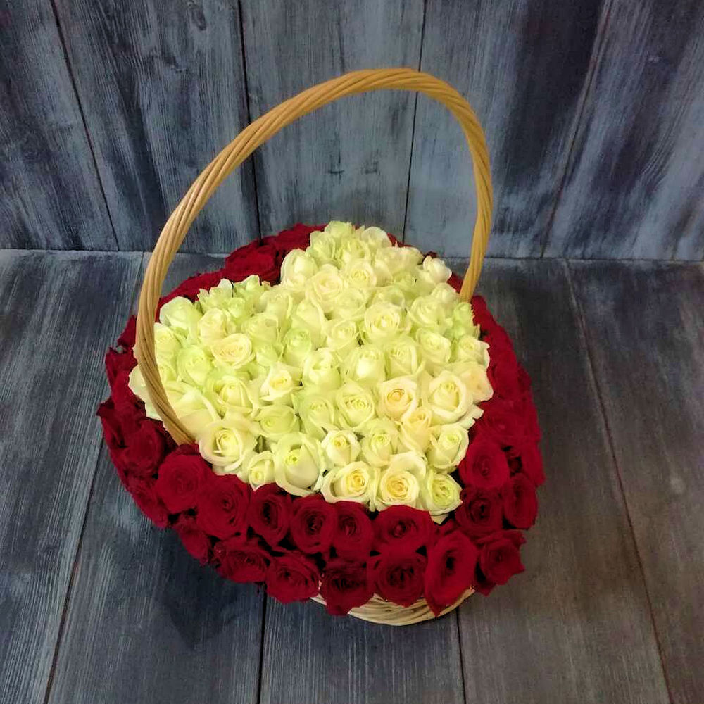 Корзина с белыми и красными розами