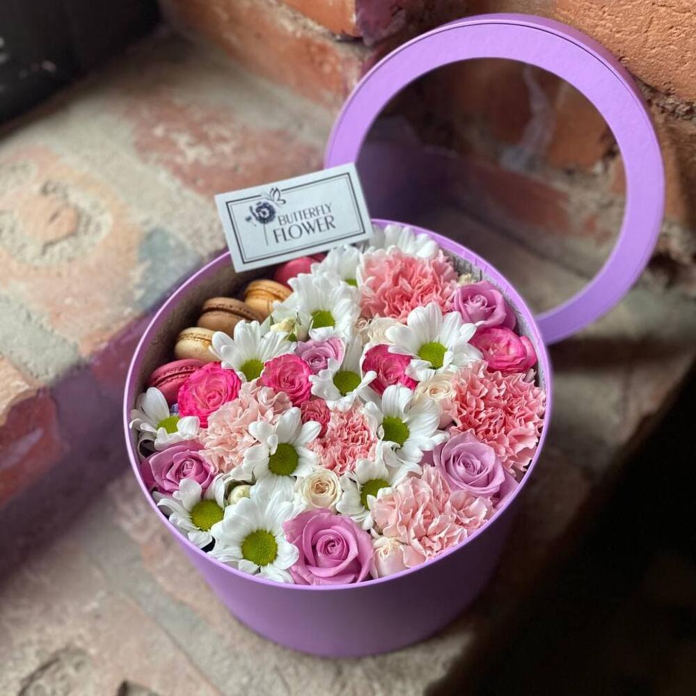 Букет из роз, хризантем, диантуса и макаронс в декоративной коробке 