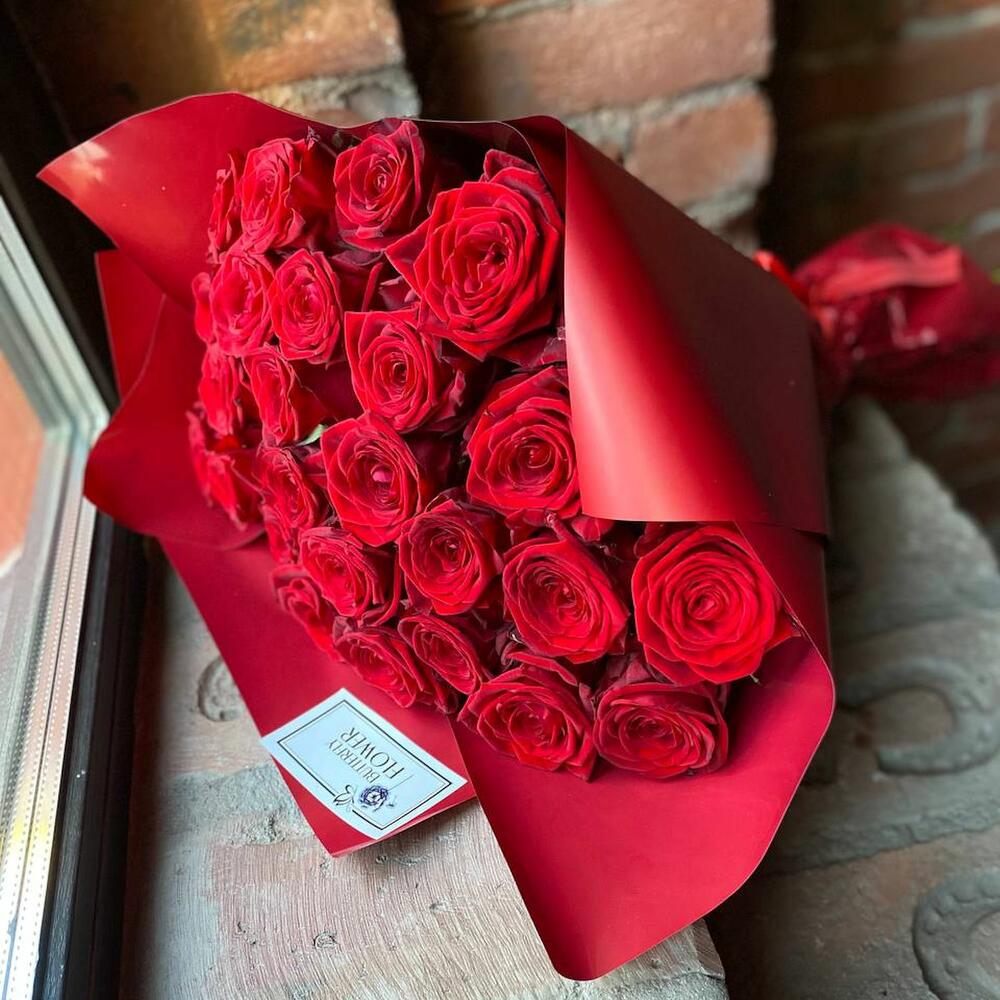 Букет из 25 красных роз в стильной упаковке 