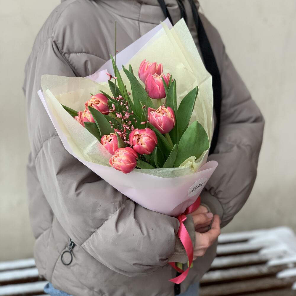 Тюльпаны с веточкой генисты Тюльпаны с веточкой генисты