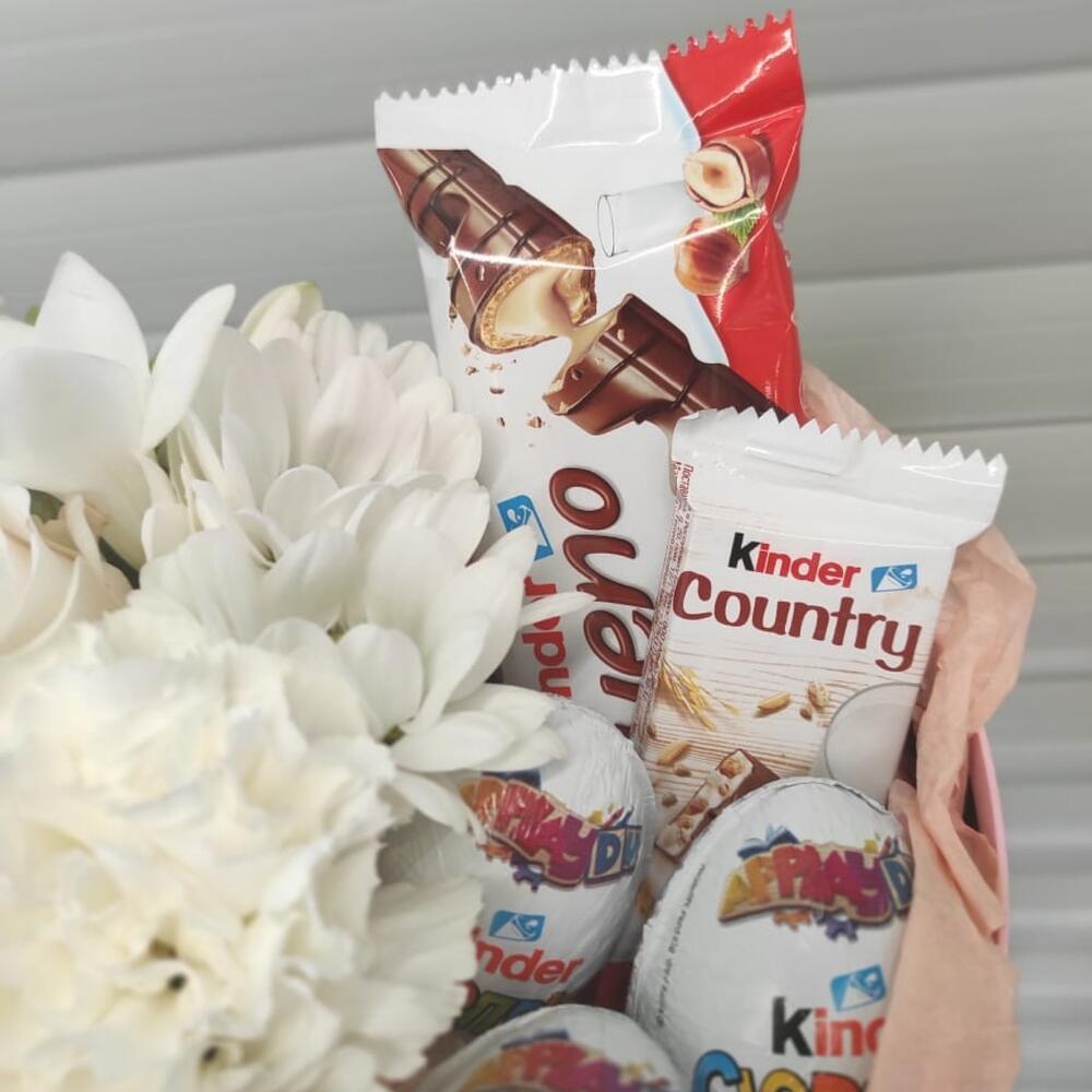 Цветы в коробке с киндерами Цветы в коробке с киндерами