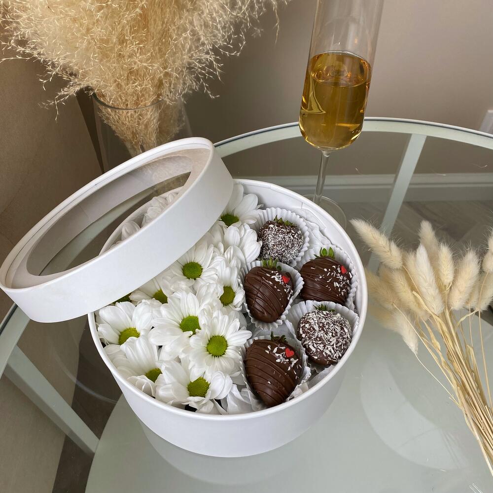 Подарочный набор в коробке, Хризантема и клубника в молочном шоколаде