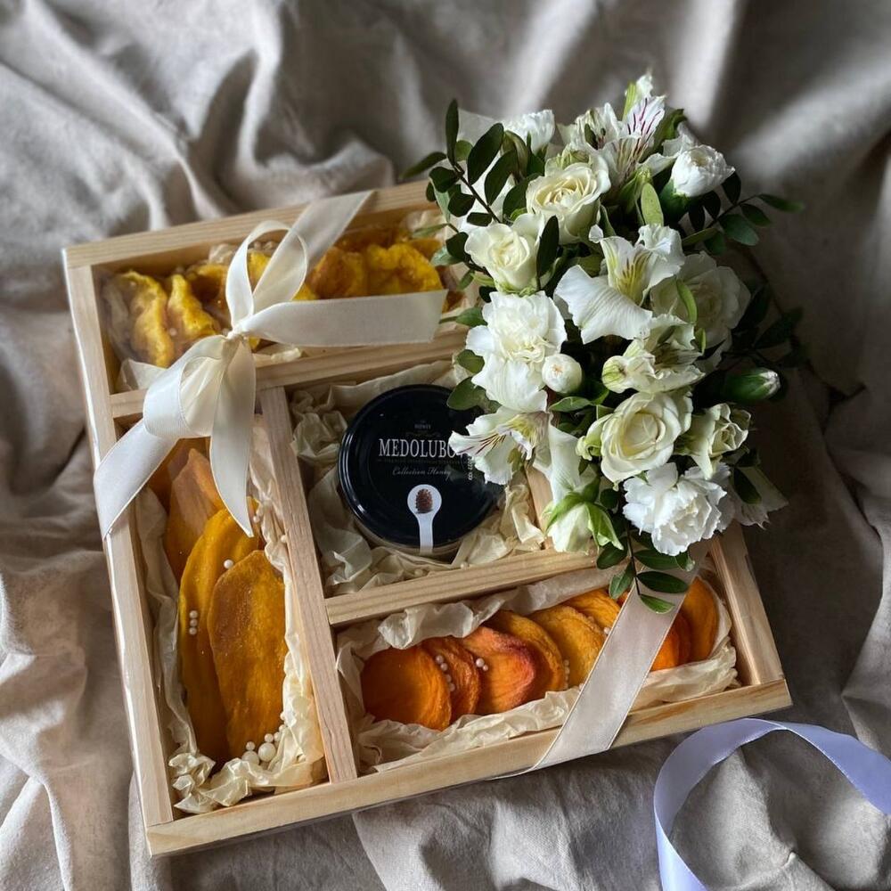 Подарочный набор из роз, сухофруктов и мeда