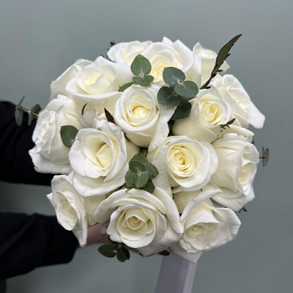 Свадебный букет из белых роз и эвкалипта Свадебный букет из белых роз и эвкалипта