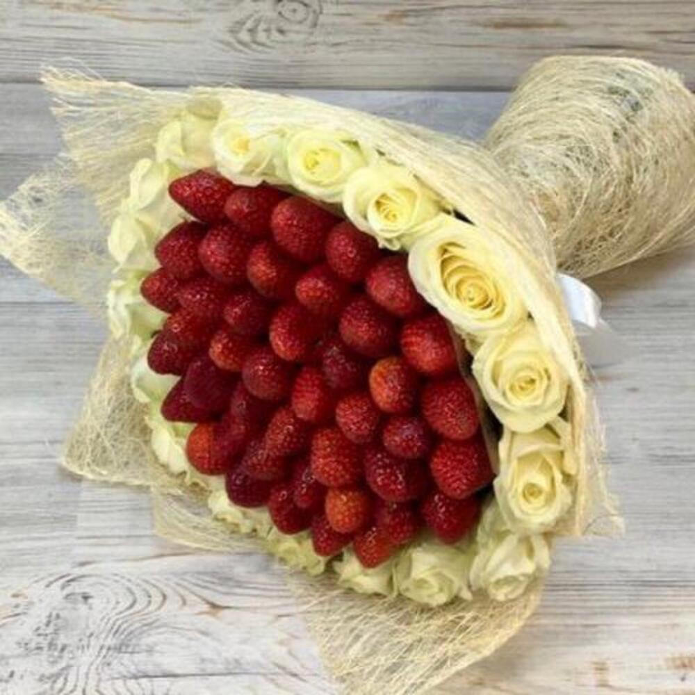 Букет из клубник и роз